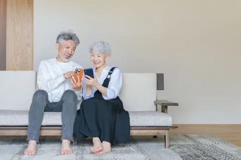 50代夫婦、スマホ代は2台で月「2万円」。夫から「格安SIMに乗り換えよう」と言われていますが、私は通信品質が落ちないか心配…。乗り換えると年間でどのくらい節約できるのでしょうか？