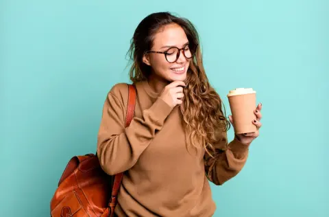 スタバで「500円のラテ」を“週3回”買っています。夫は「デロンギで7万円のコーヒーマシンを買っても元が取れる」と言いますが、本当にお得なのでしょうか？ 材料費も含めシミュレーション