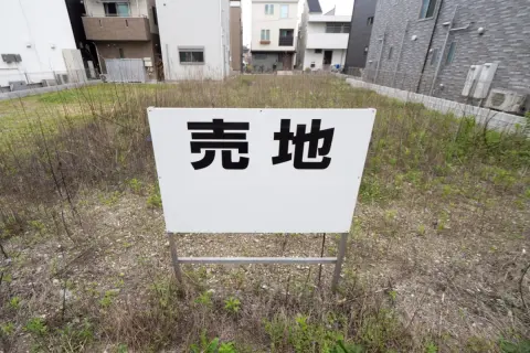 隣の方から土地を売ってほしいと言われました。隣地だと価値が高いと聞きます。土地の相場は「1坪30万円」くらいですが、通常の相場より高く売れるものですか？