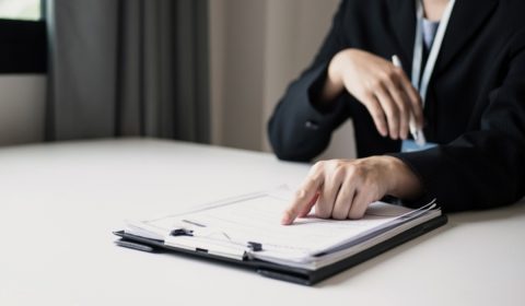 入社後に「資格取得費として8万円必要です」と会社から言われました。業務に必須の資格なのに、自腹で払わなければならないのでしょうか？