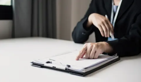 入社後に「資格取得費として8万円必要です」と会社から言われました。業務に必須の資格なのに、自腹で払わなければならないのでしょうか？