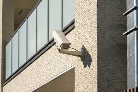 分譲マンションで毎月管理費を払っているのに、「防犯カメラ更新費」として10万円の臨時徴収を求められました。普段の管理費とは別に、こうした費用まで負担する必要があるのでしょうか？