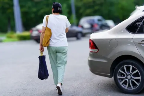 近所の家では駐車スペースが狭く、いつも車体の一部が歩道にはみ出しています。住人は「少しくらいなら平気」と話していますが、自宅の敷地に収まらない状態で駐車しても問題ないのでしょうか？