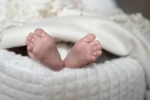妻がもうすぐ出産します。教育費が1000万～2000万円必要と聞きました。年収400万円の場合の毎月の貯金額とおすすめの積立方法（NISA、学資保険等）についてアドバイスをお願いします！