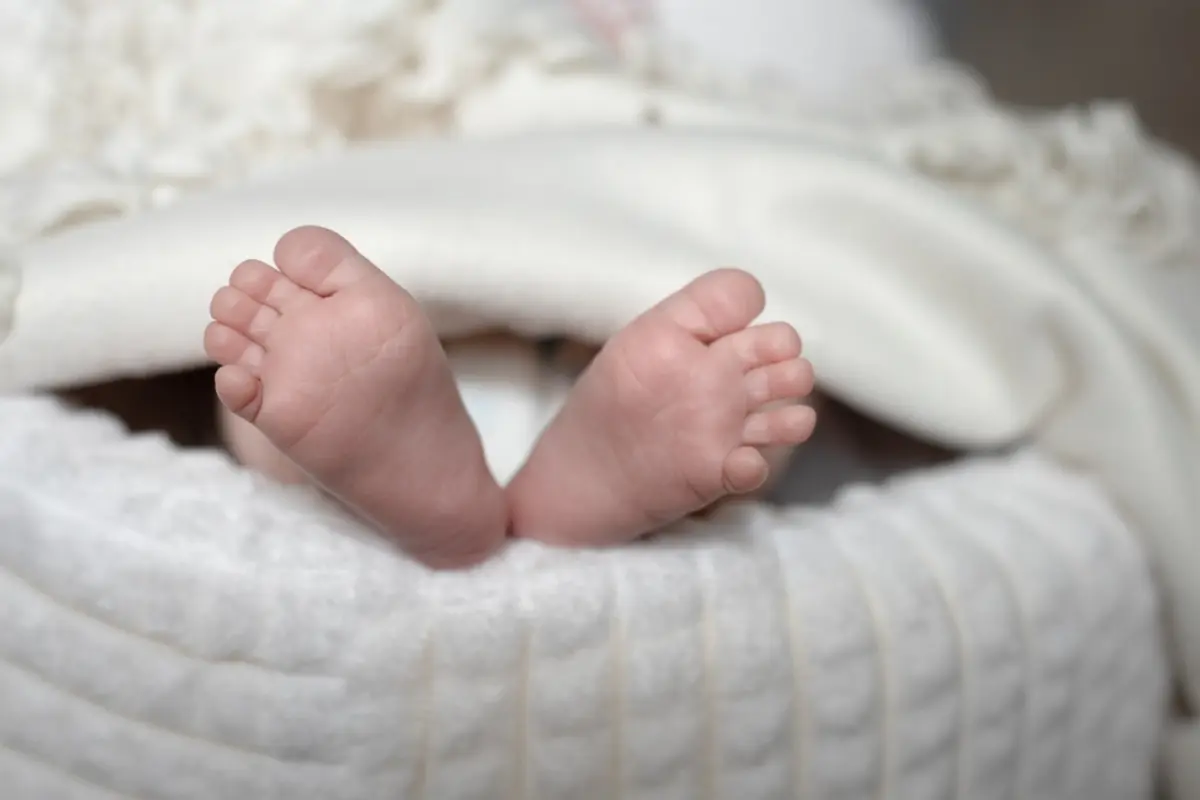 妻がもうすぐ出産します。教育費が1000万～2000万円必要と聞きました。年収400万円の場合の毎月の貯金額とおすすめの積立方法（NISA、学資保険等）についてアドバイスをお願いします！