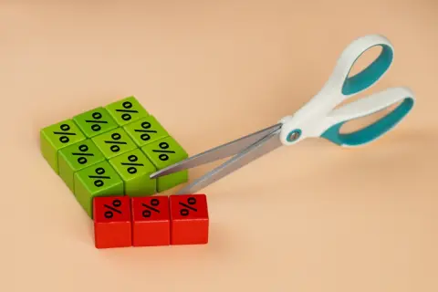 年上夫の年金に「月3万5000円」上乗せされていたのに、妻の私が65歳になったら突然カット！ 毎年「42万円」も減るなんて生活できません…… この謎の減額の正体は一体何なのでしょうか？
