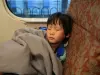 新幹線で「大人1人＋未就学児2人」で“自由席”の3列シートを利用中、他の人に「幼児は無料なのに場所を取って非常識」と責められた！ 乗車時は混んでなかったし、ルール上問題ないですよね？