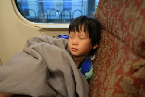 新幹線で「大人1人＋未就学児2人」で“自由席”の3列シートを利用中、他の人に「幼児は無料なのに場所を取って非常識」と責められた！ 乗車時は混んでなかったし、ルール上問題ないですよね？