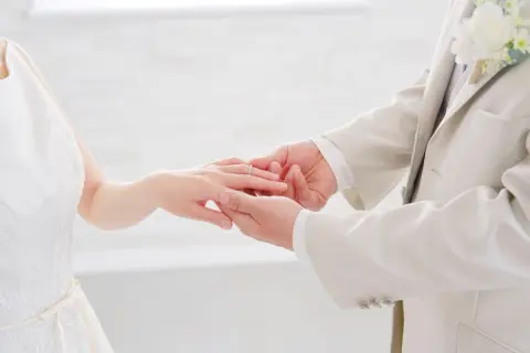 SNS「結婚式は料理とドレス以外みんな覚えてない」投稿に「たしかに食事だけ覚えてる」「絶対ケチるな」の声が…実際“ゲストへの料理費用の平均”はいくら？ 抑えるべきではない費用とは