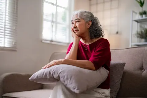 年金暮らしの母が以前より服や食事にお金を使わなくなりました。「お金には困っていない」と言うのですが年金は月15万円ほどで、貯金はあまりないようです。何か支援した方がよいのでしょうか？