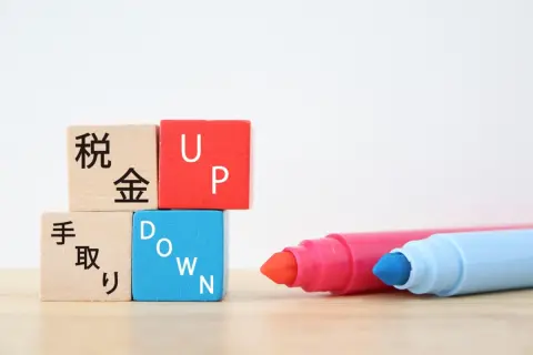 夫の年収が「600万円→700万円」にアップ。それでも「税金で半分くらい取られるから、手取りは大して増えない」と言います…。年収「100万円」の差は、実際の手取りではどれくらいになるのでしょうか？