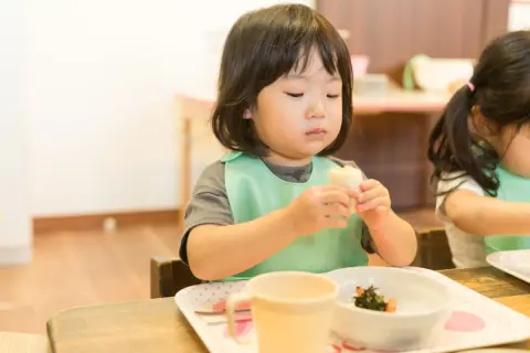 新学期が始まり、子どもが「給食をほとんど食べられなかった」と帰宅しました。給食費を払っていても、食べなかった分が戻ってくることはないのでしょうか？