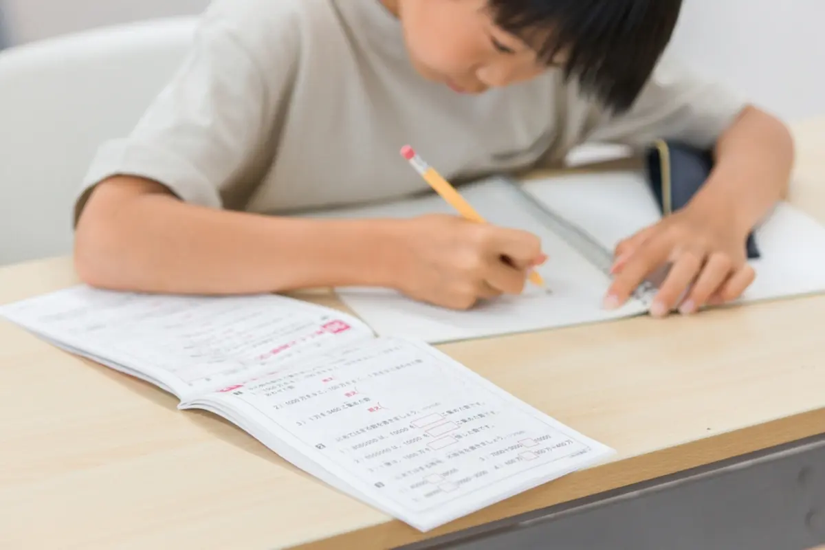 周りは中学受験をする家庭が多く、我が家も検討し始めました。ただ、塾代や受験費用を工面できるか不安です。中学受験をする家庭の年収は、どのくらいが多いのでしょうか？