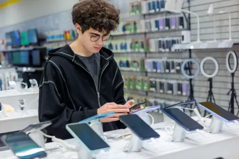 息子から「20万円以上」もする最新の“iPhone 18 Pro”が欲しいと言われて困惑…。ひとつ前の“iPhone 17e”なら「12万円」程度ですが、“約9万円差”でも最新の機種を選ぶメリットはあるのでしょうか？