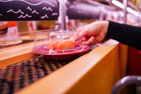 回転ずしで「カチコチに凍ったマグロ」を提供されビックリ！「1皿120円」なら仕方ない？ 自然解凍を待てば食べられるけど“交換”を頼んで大丈夫だったのでしょうか？「ネタが凍ったまま」は良くあることか