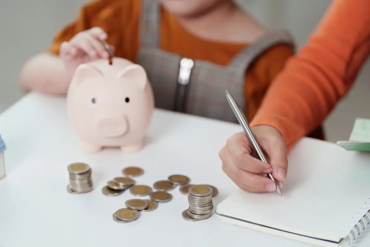 30代共働きで「貯金ゼロ円」でも、子どもがいるなら“仕方ない”？ ママ友も「貯金ぜんぜんない」と言ってますが、実際“子育て世帯の貯蓄額”は平均どれくらいですか？ 収入・貯蓄額を確認