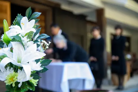定年を目前に父が亡くなり、会社から「死亡退職金1500万円」が支給されることに。母は「所得税が引かれるのでは？」と心配していますが、死亡退職金も給与と同じように税金がかかるのでしょうか？