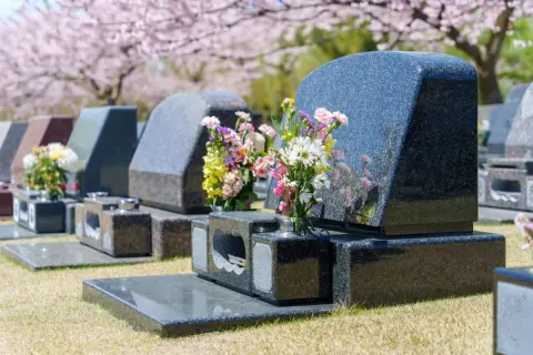 実家の墓を直すことになり、父から「子どもたちで費用を出すのが当然」と言われました。将来その墓に入る予定がなくても、家族なら負担するべきなのでしょうか？