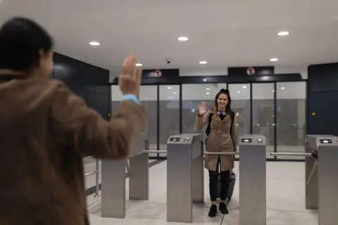 家族を見送るため「入場券」で改札内へ。せっかくなので駅ナカで「2時間」買い物していざ帰ろうとすると「追加料金が必要」と言われてビックリ！ 入場券だけではダメだったのでしょうか？