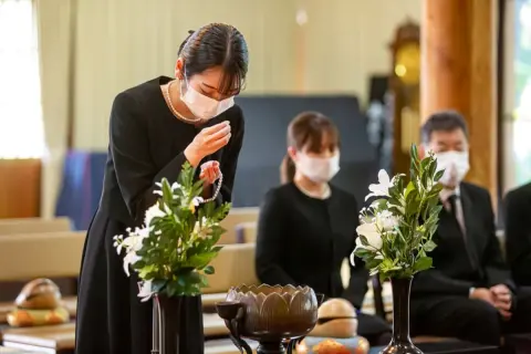 母の遺言「葬式は20万円くらいで、余ったお金は姉弟で分けて」を「かわいそうだから」と無視して“100万円の葬儀”を開くという弟…遺産から出すそうですが、私も負担するのでしょうか？ 相続への影響も確認