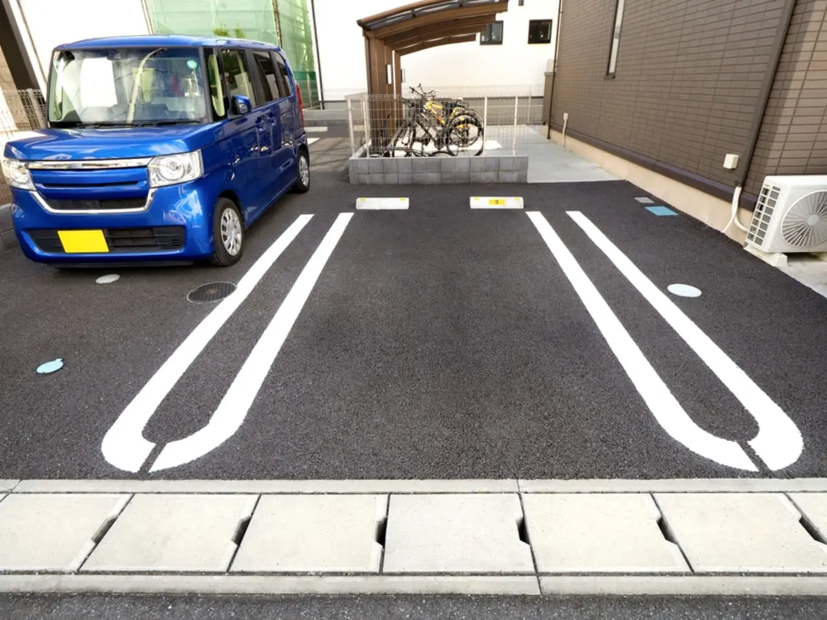 近所の“飲食店の利用客”が、たびたび「わが家の駐車場」を勝手に利用します。「警察は民事不介入」と聞きますが、張り紙に「無断駐車罰金5万円」と書けば抑止力になるでしょうか？ 対処法も確認