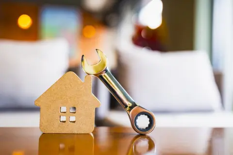 夫の退職で世帯年収が「500万円→250万円」に。市営住宅は収入に応じて家賃が決まるようですが、収入が下がった場合、家賃もすぐ安くなるのでしょうか？