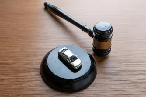 “車でコンビニ”に行き昼食を購入→そのまま「店前の薬局」で買い物をしたら、待ち構えていた店員に「罰金5000円」と言われた！ 本当に“ちょっとだけ”なのに、払う必要あるんですか？