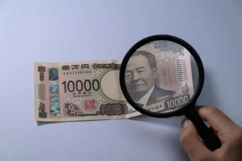 「1万円札」をポケットに入れたまま洗濯してしまい、真っ二つに…。夫は「諦めるしかない」と言いますが、半分しか残っていないお札には、もう価値はないのでしょうか？