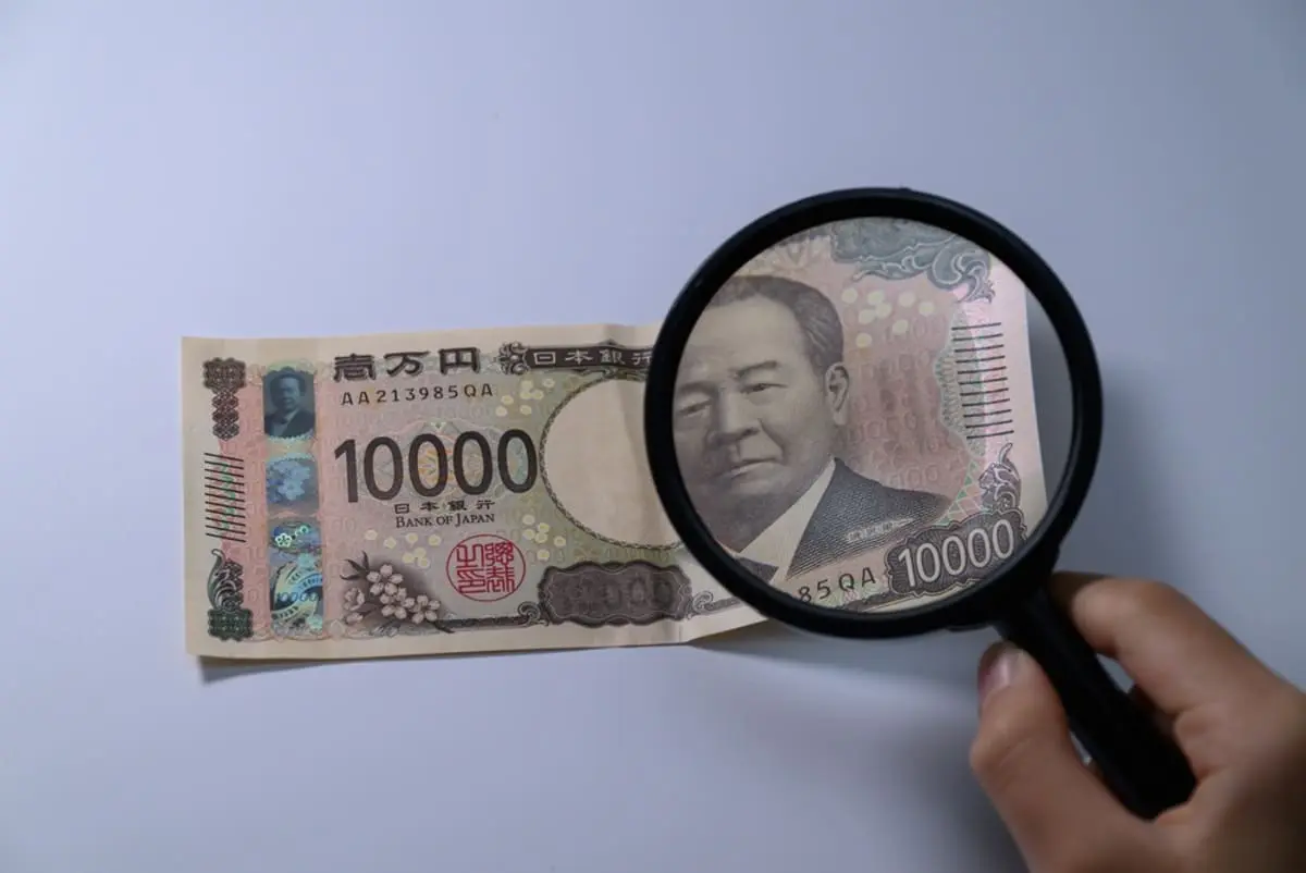 「1万円札」をポケットに入れたまま洗濯してしまい、真っ二つに…。夫は「諦めるしかない」と言いますが、半分しか残っていないお札には、もう価値はないのでしょうか？