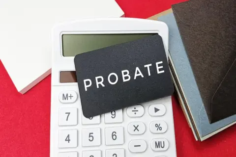 義父の死亡保険金「3000万円」の受取人が長男だそうです。遺産とは別に受け取るため、相続税はかかりませんよね？