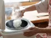 実家の母は、ご飯を炊くとすぐ保温を切り、食べるたびに温め直しています。「保温し続けるより節約になる」と言いますが、毎日の電気代は本当に安くなるのでしょうか？
