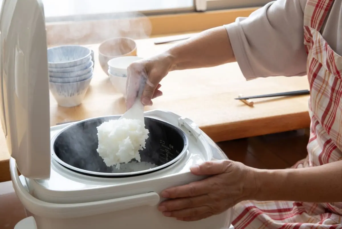 実家の母は、ご飯を炊くとすぐ保温を切り、食べるたびに温め直しています。「保温し続けるより節約になる」と言いますが、毎日の電気代は本当に安くなるのでしょうか？