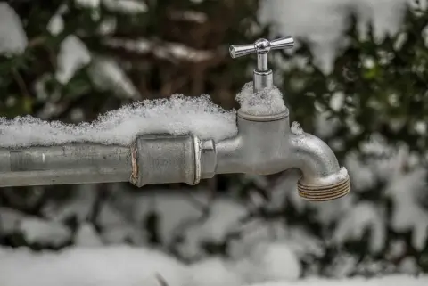 移住した空き家で冬を迎えたら、水道管が凍って水が出なくなりました。修理だけでなく、毎年凍結を防ぐための費用までかかるものなのでしょうか？
