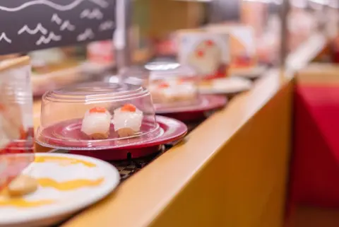 【くら寿司】「ちいかわ景品横領」で“株価逆行安＆出来高7.8倍”に！ 2日間10％オフ実施も「割引されなかった」「客を舐めてる」など不満の声多数…“売上23％増”を失った影響と批判の背景