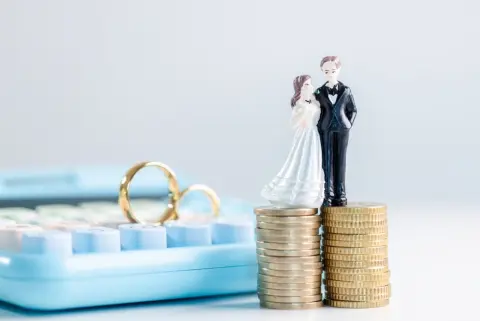 15歳年上の夫と結婚。「私が若ければ、夫の死後も長く遺族年金がもらえる」と安心していたのに、妻が「30歳未満」だと遺族年金が“たった5年”で打ち切られる!? 年の差婚の恐ろしい落とし穴を解説！