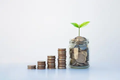 55歳から夫婦で老後資金として毎月「10万円」を積み立てる予定です。「全額貯金」と「5万円ずつ貯金・NISA」に分ける場合、65歳までの10年間で資産額はどれくらい変わるのでしょうか？