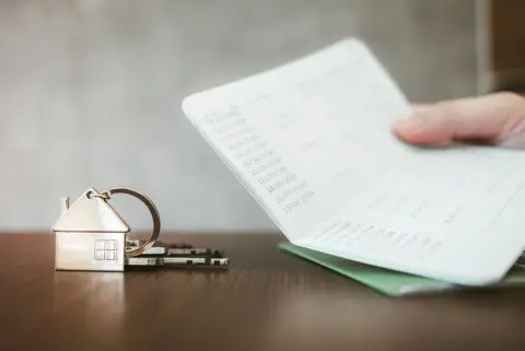 私名義の住宅ローンを、妻が毎月「10万円」支払っています。夫婦で暮らす家のローンなのに、妻が支払うと税金の問題が生じることはあるのでしょうか？