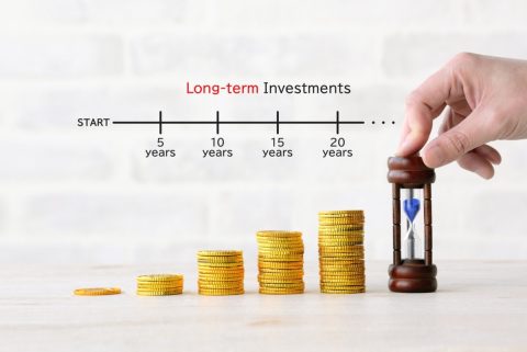 銀行で“退職金300万円”に「アライアンス・バーンスタイン」を勧められた！「Dコースなら毎月1万5000円入る」と言われましたが、分配金狙いより“オルカンのほうが安心”ですよね？ 10年後の結果とは