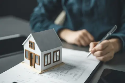 50代夫婦、貯金「2000万円」に対して住宅ローンは「1000万円」。私は今すぐ完済したいのですが、妻は「老後のために現金を残したい」と反対…。老後を考えるならどちらがよいのでしょうか？