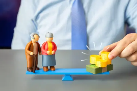 50歳で「銀行預金500万円」ですが、友人は「年利0.4％じゃ10年で20万円しか増えない。オルカンなら年利7％で480万円増える」と言います。50代でリスクは負うのは不安ですが、まだ取り返せますか？