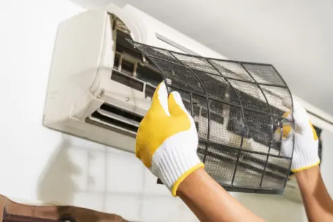 夏の間ずっとエアコンを使い続け、9月になって初めてフィルターを確認したらホコリだらけでした。このまま使うと、電気代まで高くなるのでしょうか？