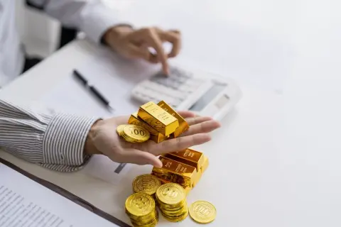 「今さら金（ゴールド）なんて」と思ってたら、3年前「100万円分」買った友人の資産が、すでに“2倍以上”に！ 預金の利息が数千円なら「グラム2万5000円前後」の今からでも始めるべき？ 注意点も解説