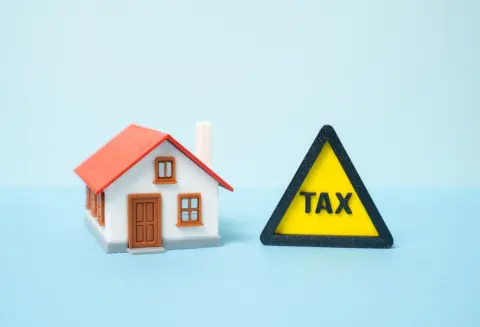 定年後の“再雇用”で「月収45万→28万円」に下がった父。7月の給与明細を見て「住民税が前と同じ3万円のまま」と驚いていますが、収入が減っても“税金は減らない”のでしょうか？