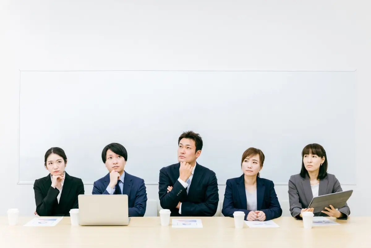 夫が「上場企業の平均年収693万円」のニュースに落ち込み…「35歳・年収500万円」は“低くない”と思いますし、平均は参考にならないですよね？ 同年代の平均年収はいくらなのでしょうか？