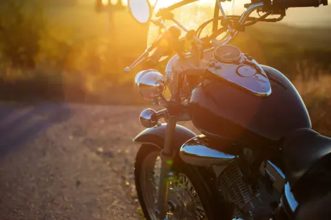 夫が定年を機に、退職金で趣味のバイクを買いたいと言い出しました。老後に備えた貯金と年金があるのに、退職直後からまとまったお金を使っても大丈夫なのでしょうか？