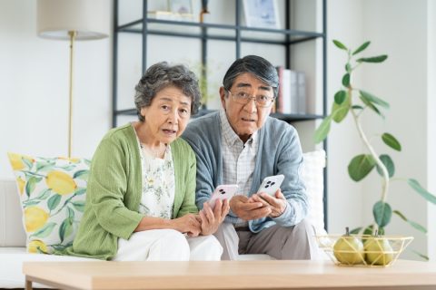 両親は2人で大手キャリアに月「1万7,000円」ほど払っています。父は3GB、母は5GB程度しか使いませんが、今の契約は使い方に合っているのでしょうか？