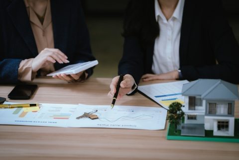 空き家になった実家を「2500万円」で売り出しましたが、半年たっても買い手がつきません。不動産会社から「300万円下げましょう」と言われましたが、値下げするべきでしょうか？