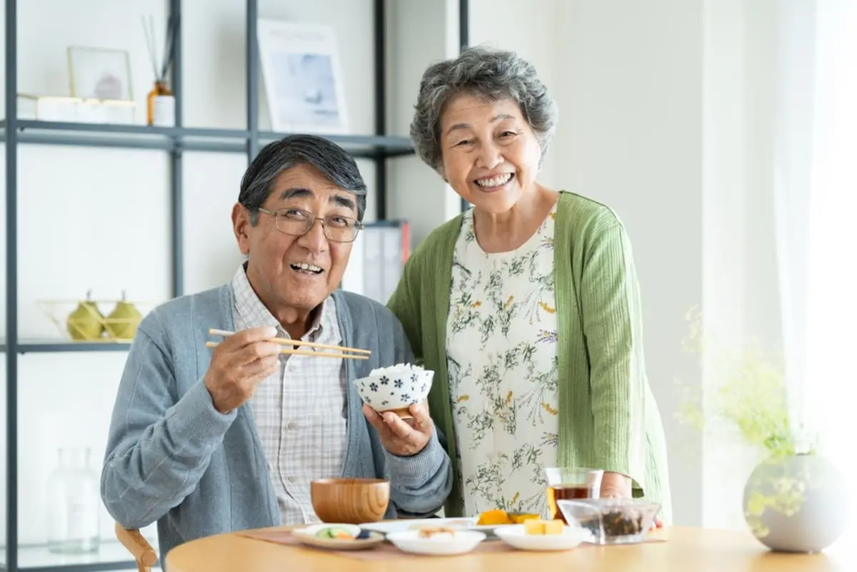 “70歳の両親”は夫婦で「年金35万円」「貯蓄2000万円」なのに、外食は年に数えるほどで“質素な生活”です…どちらも「平均以上」だと思うのですが、なぜ“お金を使わない”のでしょうか？