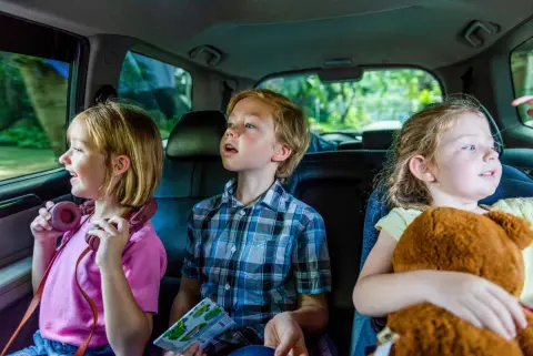 子どもの習い事で、毎週ほかの家庭の子も一緒に車で送っています。「ついでだから」と何も受け取っていませんが、ガソリン代をお願いするのはケチなのでしょうか？