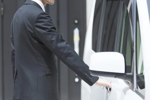 職場まで車で片道1時間。ガソリンが値上がりし、同僚から「その距離なら電車通勤のほうが安いのでは？」と言われました。交通費まで考えると、本当に車通勤は損なのでしょうか？